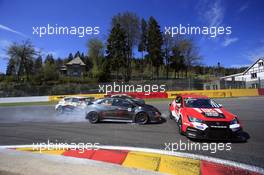 06.05.2017 - Race 2, Crash, Jens Reno Moller (DEN) Honda Civic TCR, Reno Racing and Hugo Valente (FRA) SEAT LeÃ³n TCR, Lukoil Craft-Bamboo Racing 04-06.05.2017 TCR International Series, Round 3, Spa Francorchamps, Spa, Belgium