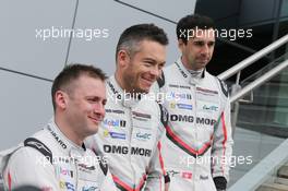 (L to R): Nick Tandy (GBR) with Andre Lotterer (GER) and Neel Jani (SUI) #01 Porsche LMP Team, Porsche 919 Hybrid. 14.04.2017. FIA World Endurance Championship, Round 1, Silverstone, England, Sunday.