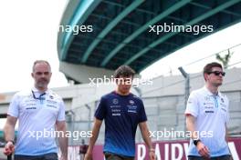 Alexander Albon (THA) Williams Racing walks the circuit with the team. 02.05.2024. Formula 1 World Championship, Rd 6, Miami Grand Prix, Miami, Florida, USA, Preparation Day.