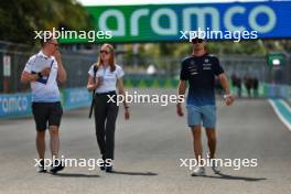 Logan Sargeant (USA) Williams Racing walks the circuit with the team. 02.05.2024. Formula 1 World Championship, Rd 6, Miami Grand Prix, Miami, Florida, USA, Preparation Day.
